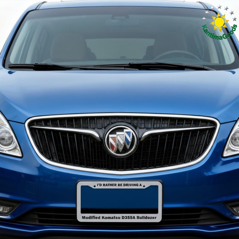 Puede incluir: Un coche Buick azul con una parrilla cromada y un marco de matr&iacute;cula. El marco de la matr&iacute;cula dice "I'D RATHER BE DRIVING A" encima de un espacio azul en blanco, y "Modified Komatsu D355A Bulldozer" debajo.