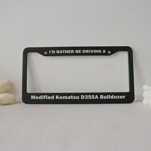Marco para matrícula, un guiño al legado de Killdozer, excavadora Komatsu D355A modificada, accesorio para coche, marco para placa, regalo para entusiastas de los coches. imagen 9