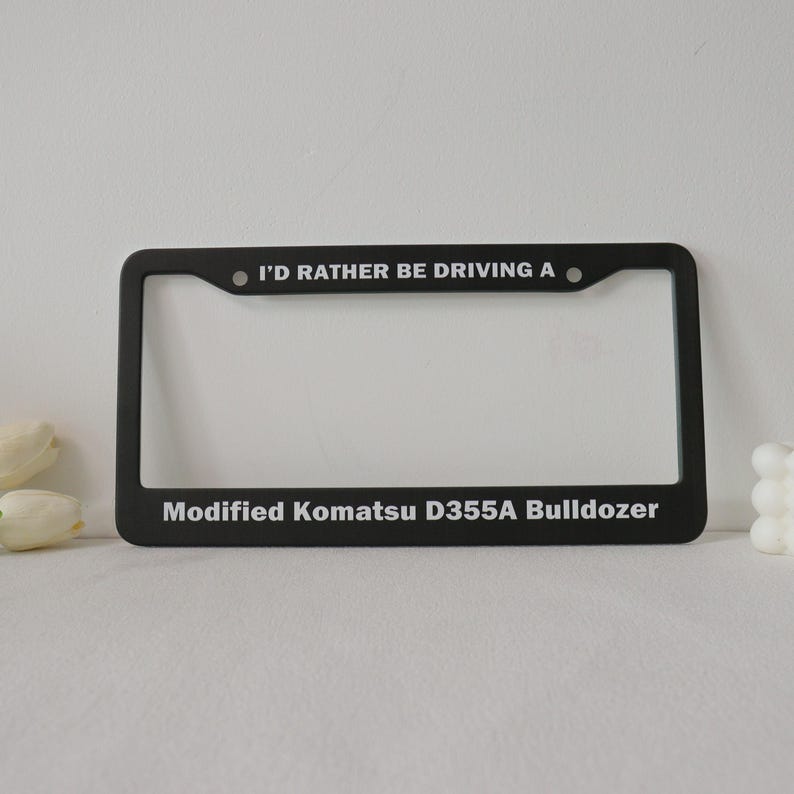 Marco para matrícula, un guiño al legado de Killdozer, excavadora Komatsu D355A modificada, accesorio para coche, marco para placa, regalo para entusiastas de los coches. imagen 9