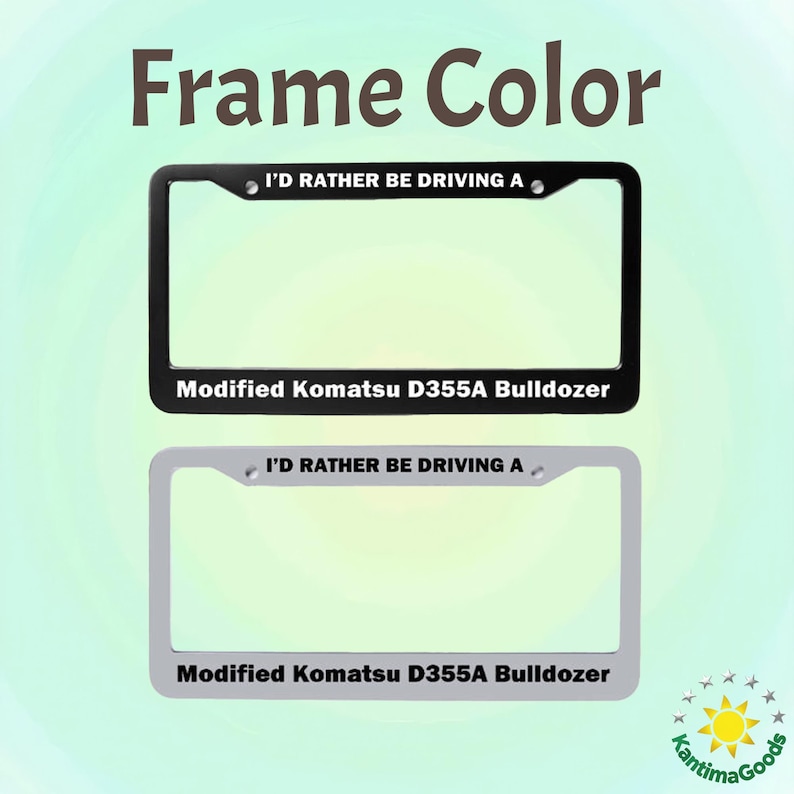 Puede incluir: Dos marcos para matr&iacute;culas, uno negro y otro plateado. El marco negro dice "I'D RATHER BE DRIVING A" y "Modified Komatsu D355A Bulldozer". El marco plateado tiene el mismo texto. La imagen tambi&eacute;n muestra el texto "Frame Color".