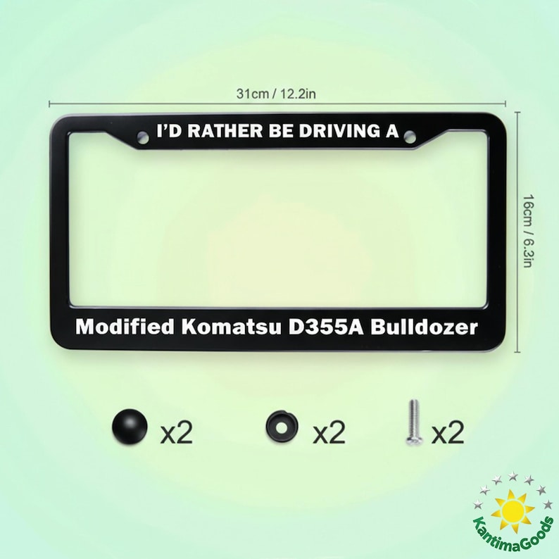 Puede incluir: Marco de matr&iacute;cula negro con el texto "I'D RATHER BE DRIVING A Modified Komatsu D355A Bulldozer". El marco mide 31 cm de ancho y 16 cm de alto. Incluye accesorios de montaje. El marco es negro.
