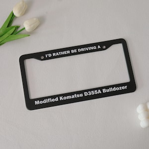 Marco para matrícula, un guiño al legado de Killdozer, excavadora Komatsu D355A modificada, accesorio para coche, marco para placa, regalo para entusiastas de los coches. imagen 4