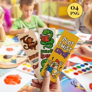 Peut inclure: Trois marque-pages colorés avec des illustrations de dessins animés. Un singe, un serpent vert et un poulet lisent des livres. Le marque-page jaune porte l'inscription "PLOT TWIST EXPERT". Arrière-plan flou d'une salle de classe.