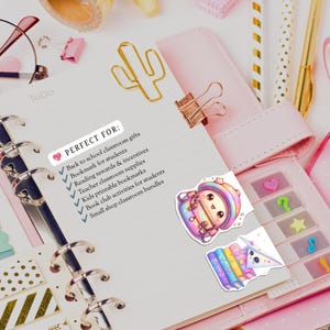 Pu&ograve; includere: Un'agenda rosa chiaro con una pagina bianca che mostra una lista intitolata PERFECT FOR: con punti elenco per regali, segnalibri e forniture. Sono attaccati due adesivi: uno di uno zaino pastello e uno di una pila di libri con un aeroplanino.