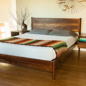 Cama de nogal artesanal con almacenaje y mesitas de noche - Estilo moderno de mediados de siglo