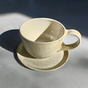 Kubek ceramiczny handmade (290 ml) | Jasne szkliwo piaskowe | Beżowa filiżanka ze spodkiem | Ceramika japandi