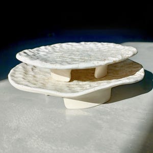 Ręcznie robiona ceramiczna patera na ciasto / Talerz dekoracyjny / Biała patera na nóżce