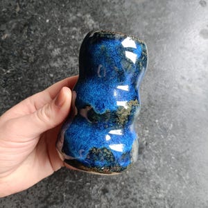 Jarrón de cerámica azul hecho a mano / Jarrón de cerámica único / Decoración moderna para el hogar