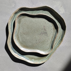 Zestaw 2 ręcznie formowanych talerzy ceramicznych | Rustykalna zastawa stołowa | Talerze w stylu wabi sabi