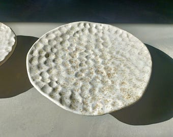 Handgemachter Keramik Kuchen Stand / Weißer strukturierter Kuchenstand / Keramik Dessert Stand