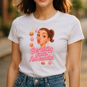 Servire viso e snack PNG / Grafica a sublimazione di cartoni animati femminili / Ragazza con cibo lucido divertente in 3D PNG / Sfondo trasparente 3600x5400