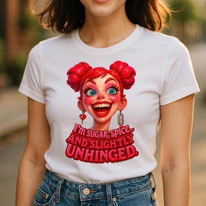 Leicht hängend PNG | Lustige verrückte Mädchen-Karikatur-Sublimation | Sugar Spice Zitat PNG | 3600x5400 Transparenter Hintergrund | 3D-Rothaarige Clipart