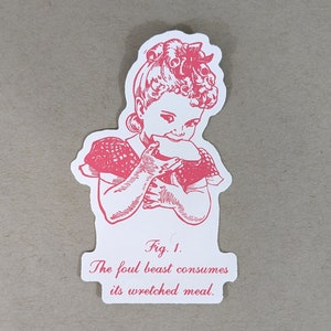 Op de afbeelding: Een roze en witte illustratie van een jong meisje met een strik in haar haar, dat een groot stuk voedsel in haar handen houdt. De bijschrift luidt "Fig. 1. Het smerige beest consumeert zijn ellendige maaltijd."