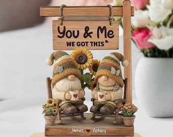 Para krasnali z efektem 3D siedząca na bujanym fotelu – spersonalizowana dwuwarstwowa tabliczka z drewna – idealny prezent na Walentynki dla niego i dla niej