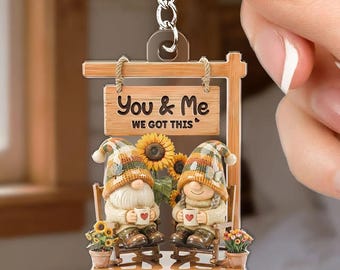 Para krasnali z efektem 3D siedząca na bujanym fotelu, spersonalizowany brelok z akrylu, prezent walentynkowy dla pary, brelok z motywem miłości krasnala