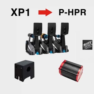 Pode incluir: Imagem de equipamento de corrida. A imagem mostra um conjunto de pedais de corrida pretos com detalhes em azul, um bloco de montagem preto e um cilindro preto com detalhes em vermelho. O texto "XP1 -> P-HPR" está no topo.