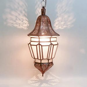 Handgefertigte Marokkanische Pendelleuchte: Bronze Patina Milchglas Laterne