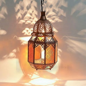Farol marroquí de cristal ámbar artesanal: lámpara colgante bohemia para una decoración acogedora.