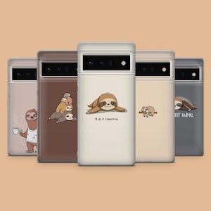 Puede incluir: Conjunto de seis fundas para teléfono con diferentes diseños de perezosos. Las fundas son todas blancas con contornos negros y presentan diferentes poses de perezosos y refranes. Los refranes incluyen "Lo haré mañana" y "Animal espiritual".