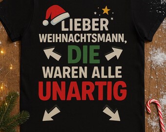 Könnte beinhalten: Schwarzes T-Shirt mit Weihnachtsgrafik. Das Design zeigt einen Weihnachtsmannhut, Sterne und den deutschen Text "Lieber Weihnachtsmann, die waren alle unartig" in Weiß, Grün und Rot. Zuckerstangen und Tannenzweige sind im Hintergrund.
