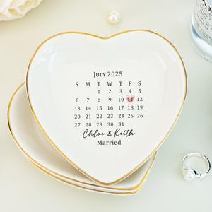Plato para anillos con fecha de calendario de boda, joyero personalizado para bodas, soporte para anillo de compromiso, recuerdo para recién casados, regalo de aniversario