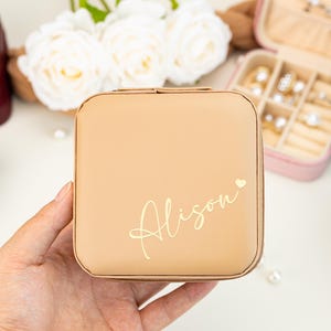 Personalisierte Schmuckschatulle, Name Schmuck Halter für Brautjungfer, Leder Schmuck Organizer Reise, Geschenk für sie, quadratische Ohrring Box