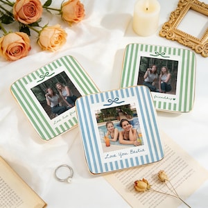 Peut inclure: Trois coupelles carr&eacute;es en c&eacute;ramique &agrave; bords dor&eacute;s, orn&eacute;es de rayures verticales vertes ou bleues. Chaque coupelle pr&eacute;sente une photo personnalis&eacute;e et du texte, incluant 'Love live friendship', 'friendship' et 'Love You Bestie'.