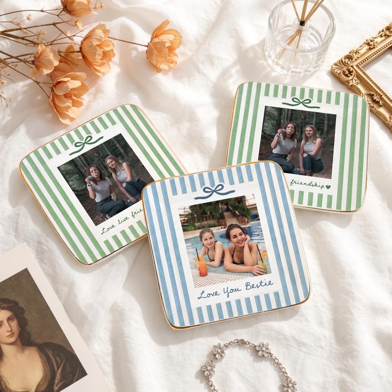 Peut inclure: Trois sous-verres carr&eacute;s en c&eacute;ramique aux coins arrondis, orn&eacute;s de rayures verticales vertes ou bleues. Chaque sous-verre pr&eacute;sente une photographie personnalis&eacute;e au centre, un petit n&oelig;ud au-dessus et du texte comme Love live friendship ou Love You Bestie.