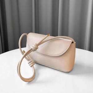 Sac à bandoulière minimaliste en cuir végétalien - Petit sac à main structuré en bandoulière, bandoulière nouée élégante, cadeau chic pour elle, style de tous les jours