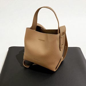 Modern Minimalist Bucket Bag – Soft Vegan Leather Crossbody Tote Purse with Adjustable Strap | Stylish Everyday Handbag for Women & Girls
