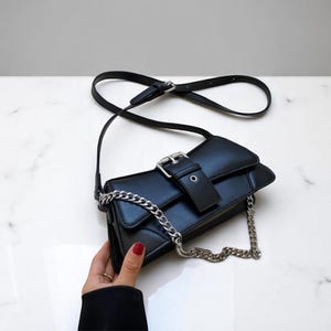 Sac à bandoulière spécial en cuir végétalien pour femme, sac à main à bandoulière chaîne avec boucle - Couleurs noir et marron - Sac à main à bandoulière tendance