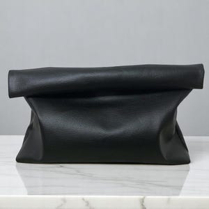 Vegan Leder Clutch Tasche | Roll-Top Foldover Beutel | Minimalistische weiche Handtasche | Große Umschlagtasche | Geschenk für Sie | Moderner Stil