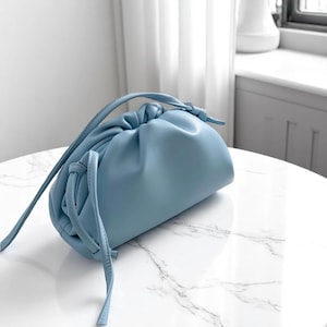 Weiche Handtasche Wolke aus veganem Leder - schicke Mini-Umhängetasche mit Kordelzug, leichte Schultertasche, Geschenk für sie, Pastellfarben