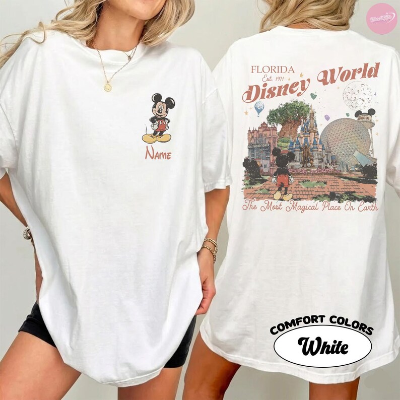 Puede incluir: Camiseta blanca con un gr&aacute;fico de Mickey Mouse en la parte delantera y un dise&ntilde;o de Disney World en la parte trasera. El gr&aacute;fico frontal incluye la palabra "Name" debajo de Mickey. El dise&ntilde;o trasero incluye las palabras "Florida Disney World" y "The Most Magical Place On Earth".