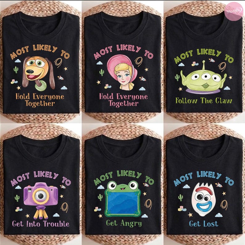 Op de afbeelding: Zes zwarte t-shirts met cartoonkarakterafbeeldingen en tekst. De ontwerpen bevatten Slinky Dog met 'Most Likely To Hold Everyone Together', Assepoester, een alien met 'Follow The Claw', een camera, een kikker en Forky met 'Get Lost'.
