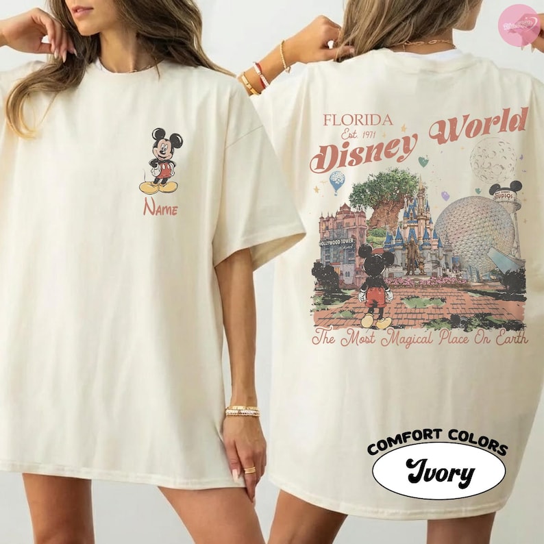 Puede incluir: Camiseta de color marfil con Mickey Mouse en la parte delantera y un gr&aacute;fico de Disney World en la parte trasera. La parte delantera tiene un peque&ntilde;o gr&aacute;fico de Mickey Mouse y la palabra "Name". La parte trasera tiene un gr&aacute;fico grande con el texto "Florida Disney World" y "The Most Magical Place On Earth".