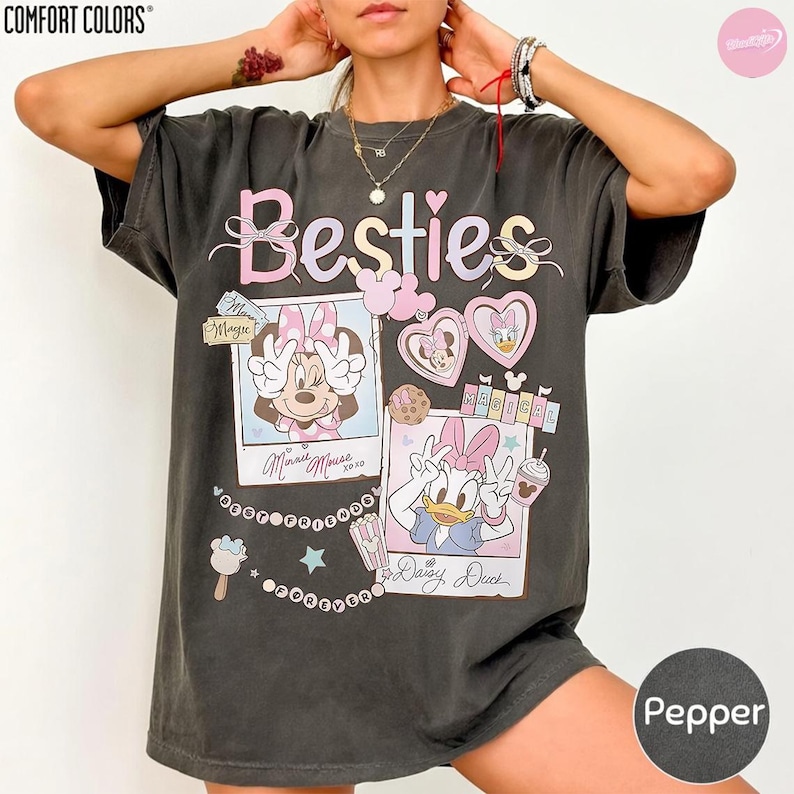 Camiseta retro Disney Besties Boxy, Camiseta Minnie Mouse Daisy Duck Best Friends, Regalos de vacaciones Disney Friends, Camiseta para viaje a Disneyland WDW imagen 6