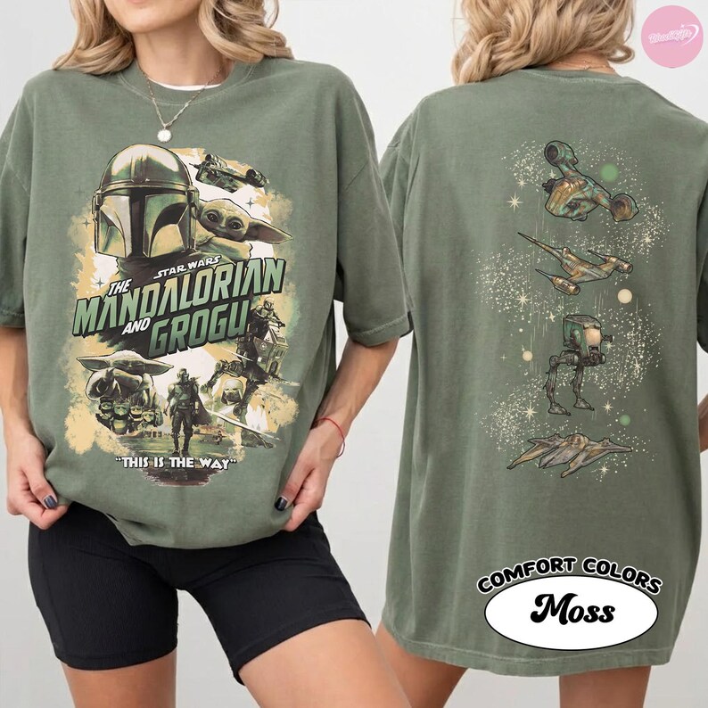 Puede incluir: Camiseta verde oliva con un dise&ntilde;o de Star Wars que presenta a The Mandalorian y Grogu. La parte delantera muestra el texto "The Mandalorian and Grogu" y "This is the Way". La parte trasera tiene ilustraciones de veh&iacute;culos de Star Wars.