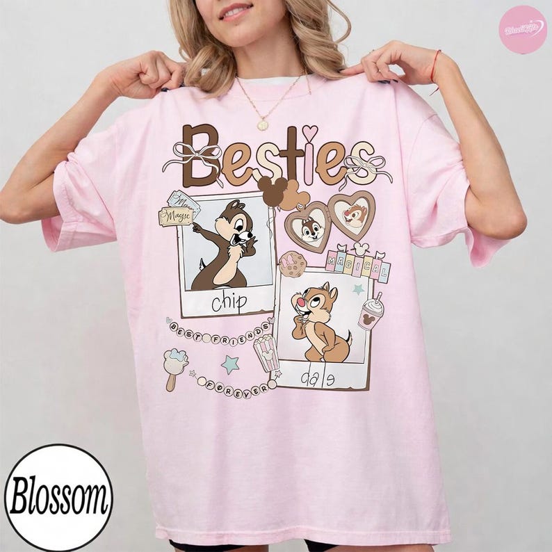 Puede incluir: Camiseta rosa claro con la palabra "Besties" en marr&oacute;n. El dise&ntilde;o presenta a Chip y Dale en marcos estilo polaroid, con elementos decorativos como helados y estrellas.