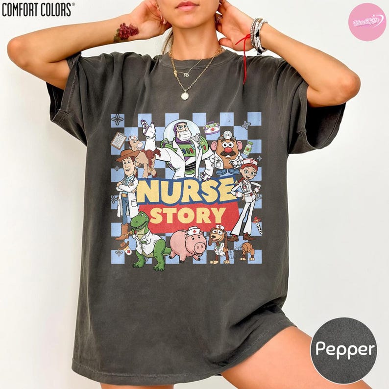 Camiseta Comfort Colors® Toy Story para enfermeras, camiseta del equipo de enfermeras de Buzz y Woody, camiseta Disney Nurse Story, camiseta grupal de enfermeras de la UCI pediátrica, regalos para enfermeras imagen 9