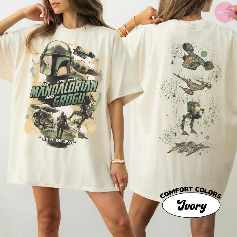 Puede incluir: Camiseta de color marfil con gr&aacute;ficos de la serie "The Mandalorian". La parte delantera muestra el t&iacute;tulo y los personajes, mientras que la parte trasera presenta varias naves espaciales y un dise&ntilde;o de puntos verdes. La camiseta est&aacute; etiquetada como "Comfort Colors".
