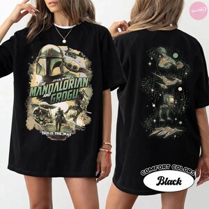 Puede incluir: Camiseta negra con un dise&ntilde;o gr&aacute;fico de la serie Star Wars, "The Mandalorian and Grogu". El dise&ntilde;o frontal incluye el casco del Mandaloriano y Grogu. El dise&ntilde;o trasero muestra naves espaciales y personajes. El texto "THIS IS THE WAY" tambi&eacute;n es visible.