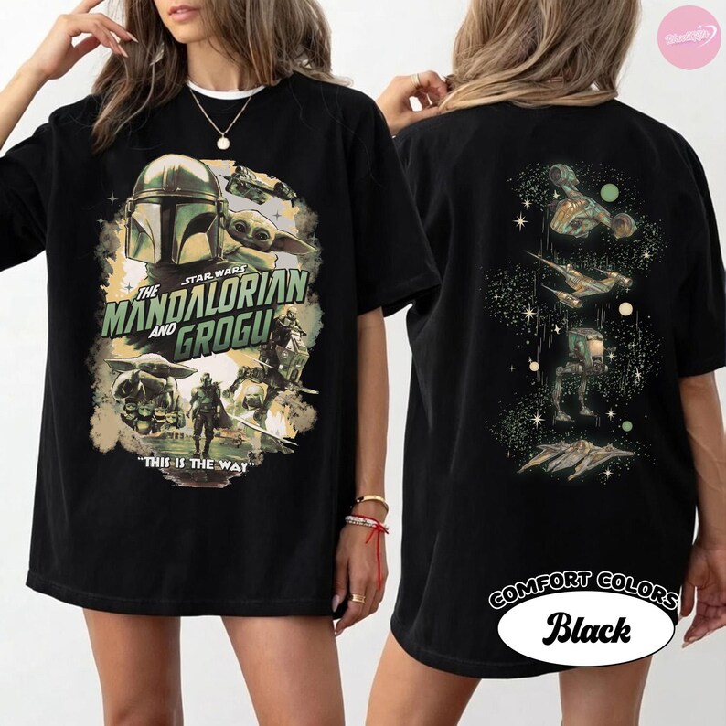 Puede incluir: Camiseta negra con un dise&ntilde;o gr&aacute;fico de la serie Star Wars, "The Mandalorian and Grogu". El dise&ntilde;o frontal incluye el casco del Mandaloriano y Grogu. El dise&ntilde;o trasero muestra naves espaciales y personajes. El texto "THIS IS THE WAY" tambi&eacute;n es visible.