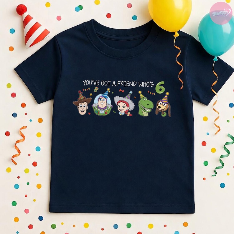 K&ouml;nnte beinhalten: Marineblaues T-Shirt mit Toy Story-Charakteren und dem Text "YOU'VE GOT A FRIEND WHO'S 6". Die Zahl 6 ist gr&uuml;n. Partyh&uuml;te und Luftballons sind im Hintergrund zu sehen. Geeignet f&uuml;r einen Kindergeburtstag.
