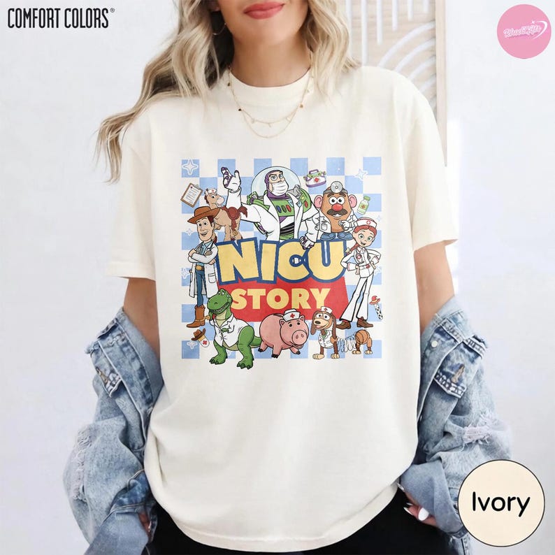 Puede incluir: Una camiseta de color marfil con un estampado gr&aacute;fico de varios personajes de dibujos animados vestidos como personal m&eacute;dico. El texto NICU STORY est&aacute; centrado en amarillo y rojo. El fondo del gr&aacute;fico es un patr&oacute;n de cuadros azul claro y blanco.