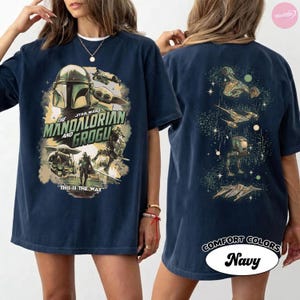Puede incluir: Camiseta azul marino con un gr&aacute;fico de "The Mandalorian" con el texto "The Mandalorian and Grogu" y "This is the Way". La parte trasera de la camiseta tiene un gr&aacute;fico a juego. La camiseta est&aacute; etiquetada como "Comfort Colors Navy".