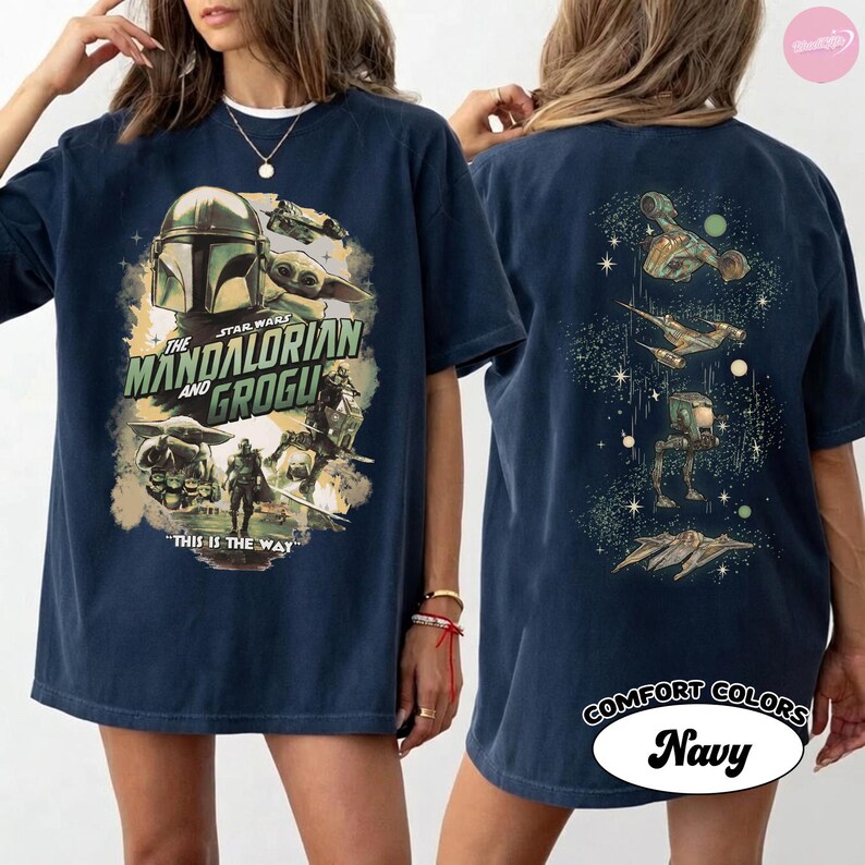 Puede incluir: Camiseta azul marino con un gr&aacute;fico de "The Mandalorian" con el texto "The Mandalorian and Grogu" y "This is the Way". La parte trasera de la camiseta tiene un gr&aacute;fico a juego. La camiseta est&aacute; etiquetada como "Comfort Colors Navy".