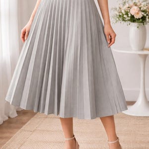 Jupe midi plissée gris vintage, sous le genou, taille haute, classique, minimaliste, coupe trapèze