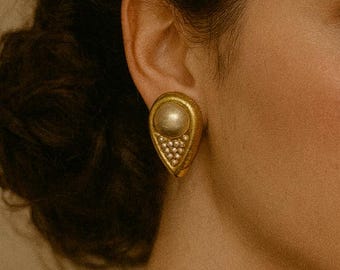 CHIC! Ellen Designs 80s Teardrop Dangle Pearl Earrings Bold  display picture 1