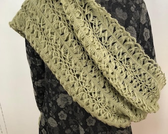 1980s Vintage Handknit Green Shawl/Scarf / Green Scarf / Women’s Scarf / Cozy Wool Scarf